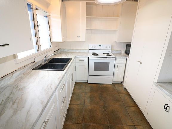 Large, Fresh Kitchen!