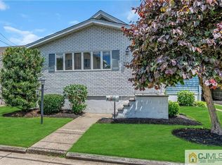 10 Safran Ave, Edison, NJ 08837