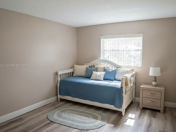 5th image of 4240 Woodside Dr