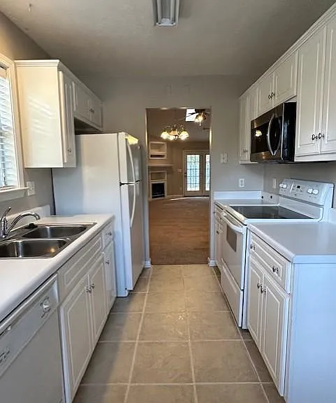 246 Waverly Ct — Photo 3