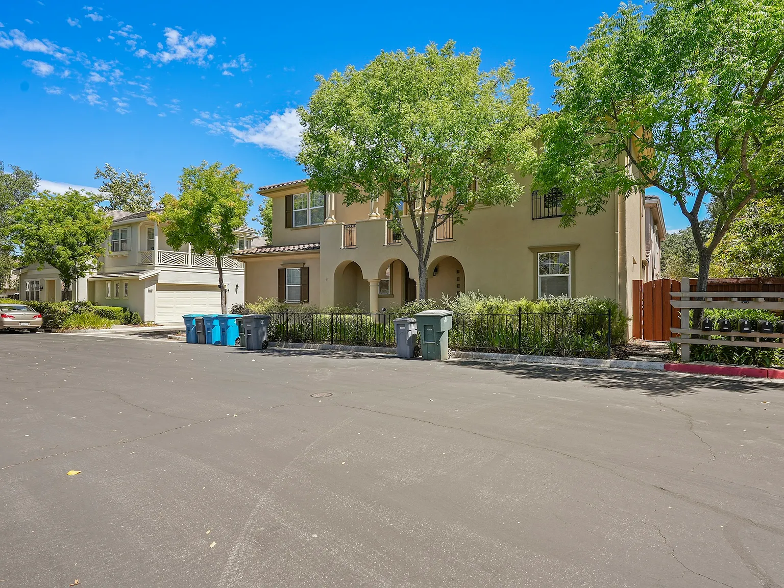 Luxury Living - 4 Bedroom Home with Loft & Resort-Style Amenities! — Photo 2