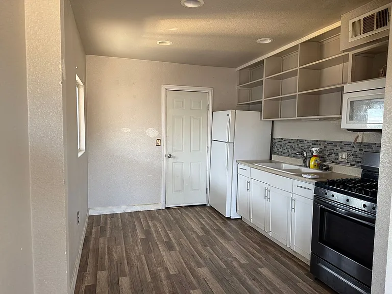 472 Hunter Dr — Photo 3