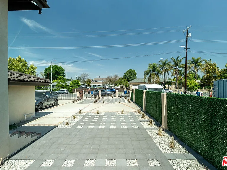 20454 Strathern St — Photo 4
