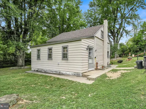 1325 Moselem Springs Rd, Hamburg, PA 19526