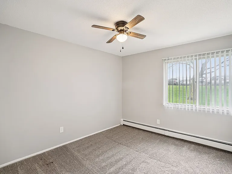 Hillcrest Club Apartments — Photo 33