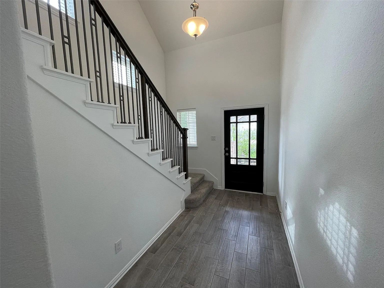 3 bed, 2.5 bath, 2371 sqft, $2,550 — Photo 2