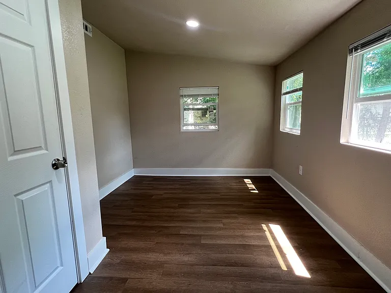1709 Durham Ave — Photo 16