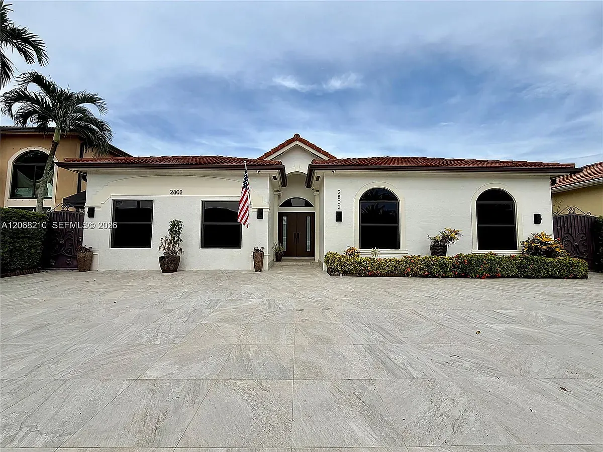 5 bed, 2200 sqft, $5,545 — Photo 1