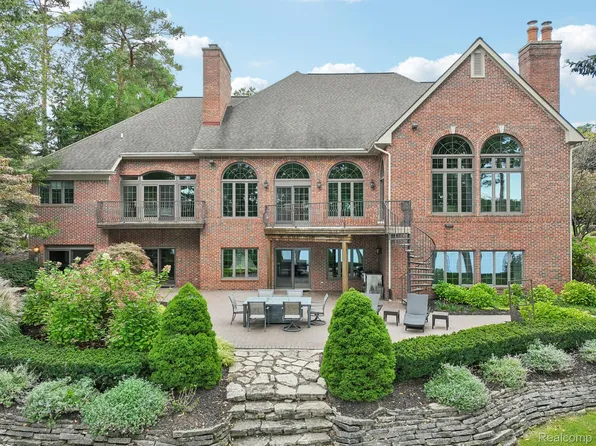 5547 Lake Ridge Dr, Brighton, MI 48116