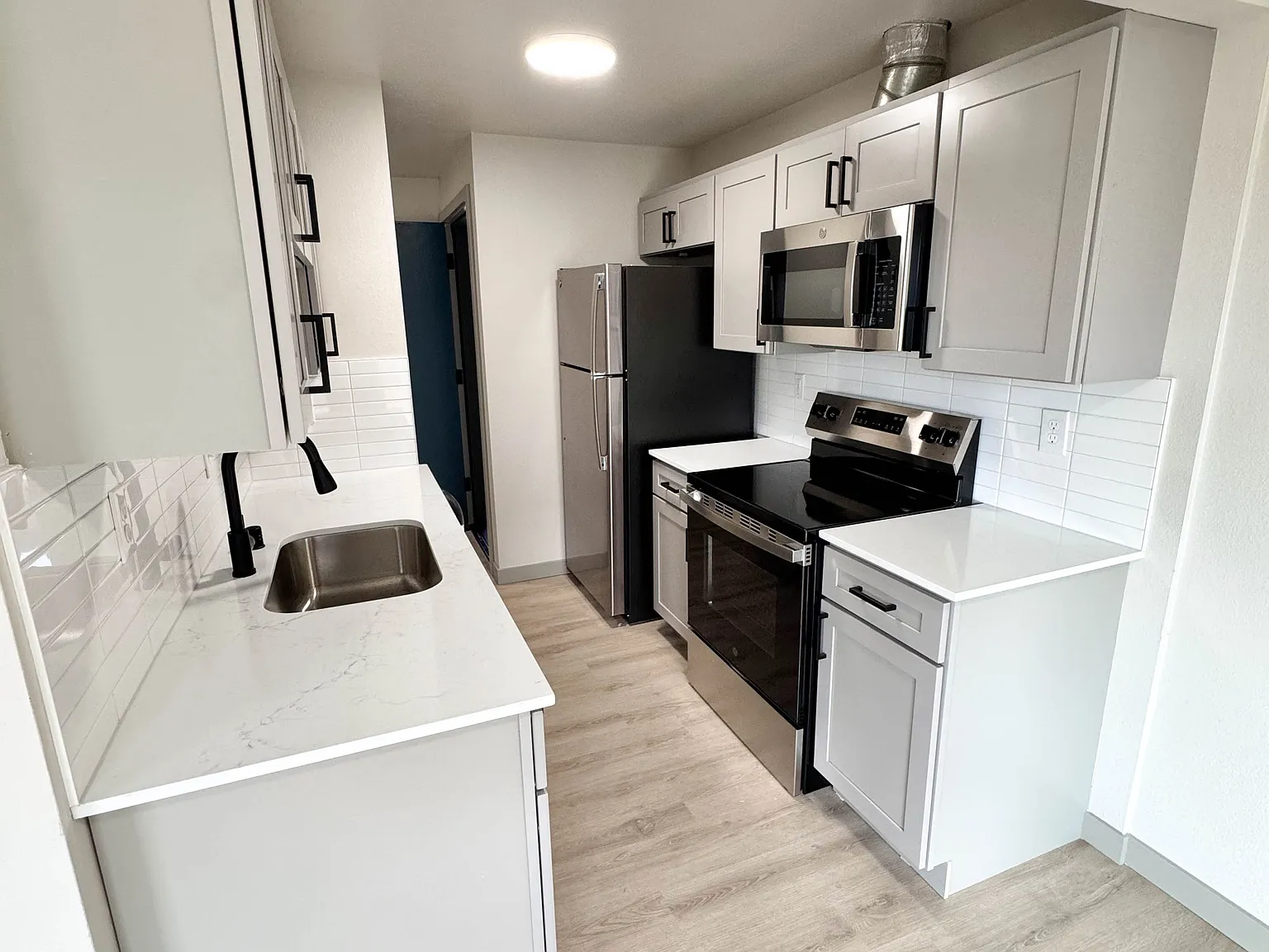 2 bed, 1060 sqft, $2,100 — Photo 2