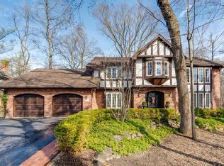 160 Pembroke Dr, Lake Forest, IL 60045