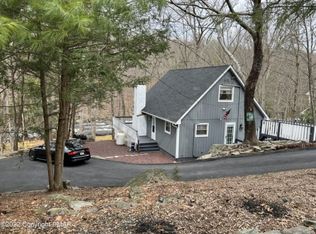 297 Canterbury Rd, Bushkill, PA 18324