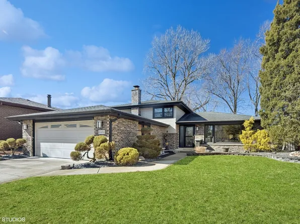 10430 S Tod Dr, Palos Hills, IL 60465