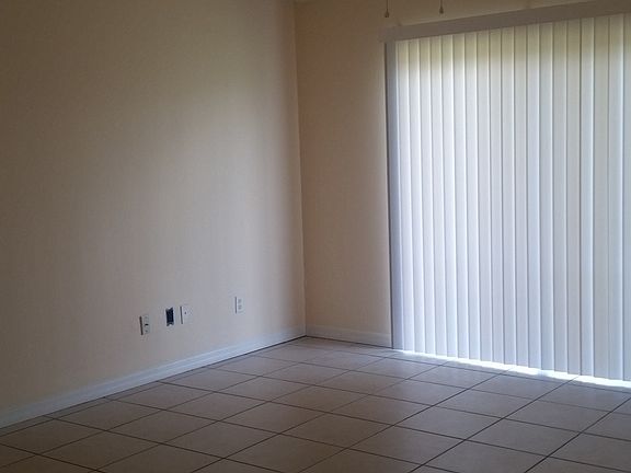 4th image of 911 Jaguar Blvd
