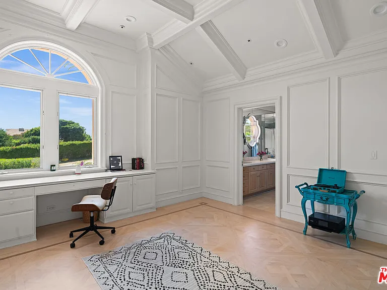 7160 Dume Dr — Photo 22