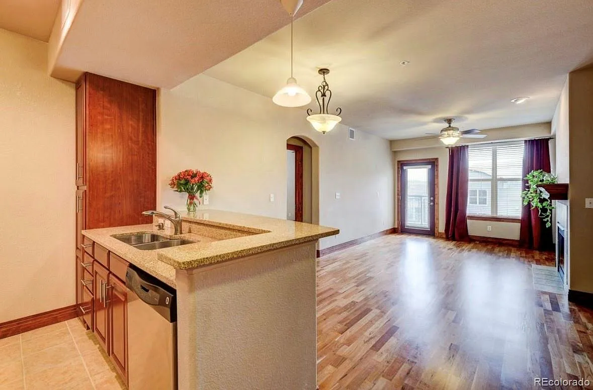 2 bed, 2.0 bath, 1172 sqft, $2,090 — Photo 3