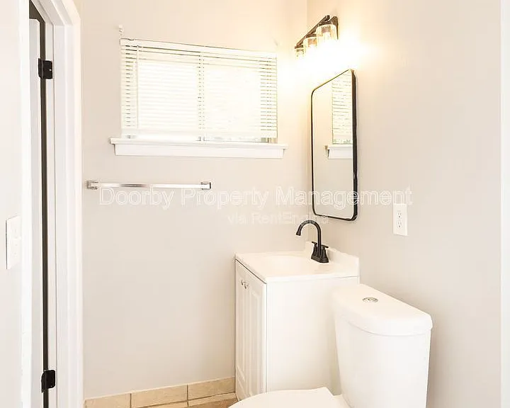 1127 Clermont Dr — Photo 10