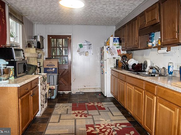 5th image of 801 W Norwegian St