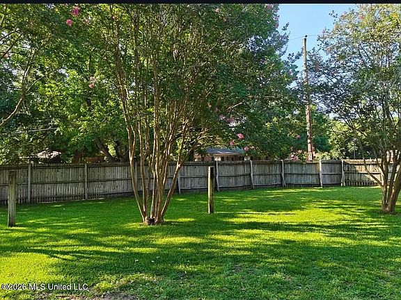 5th image of 223 Woodbine Dr
