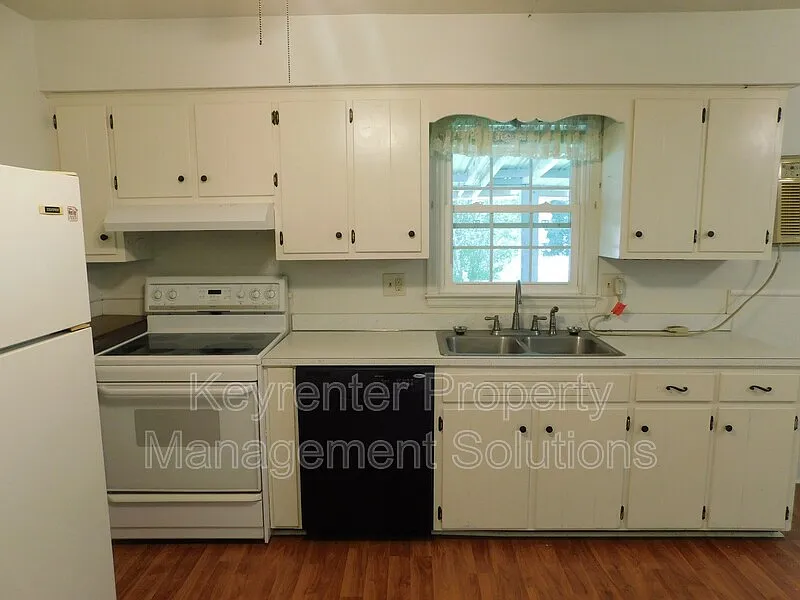 3 bed, 1.0 bath, 1077 sqft, $1,395 — Photo 4