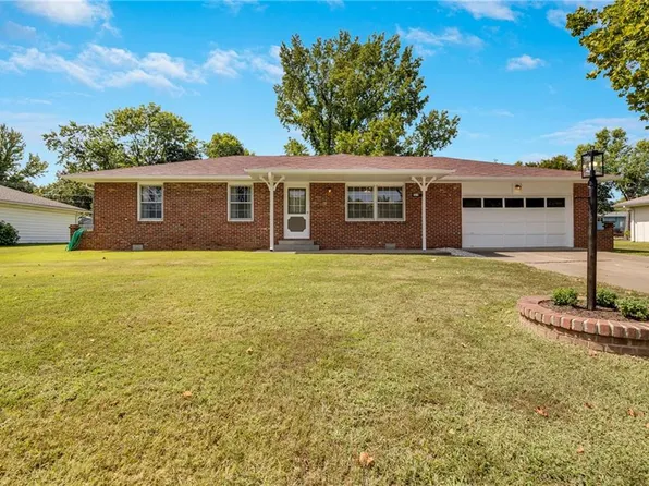1215 N Tucker St, Nevada, MO 64772