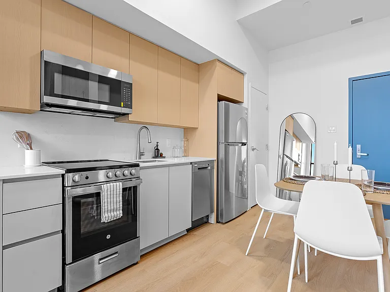 101 Champagne Ave S — Photo 3