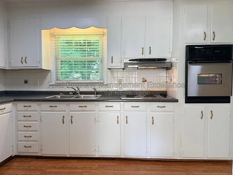 415 W 2nd St — Photo 9