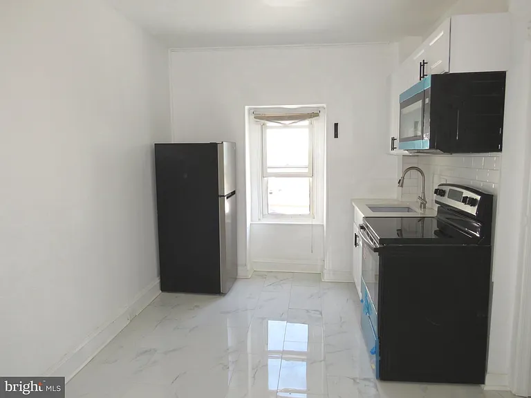 356 E Walnut Ln #3 — Photo 4