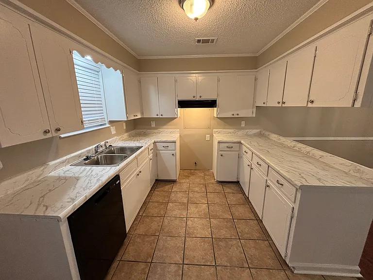 322 E Lee Ave — Photo 10