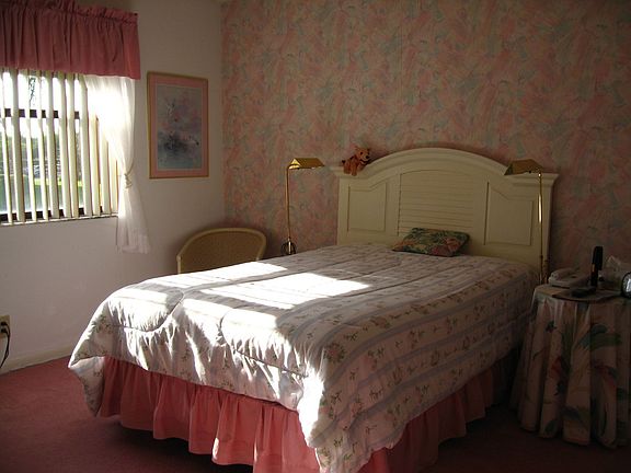 Master bedroom w/golf 