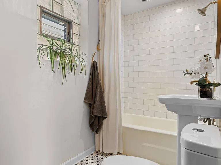 1447 Cuyler Ave — Photo 5