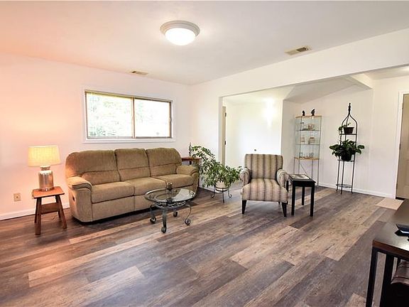 4th image of 560 Crestwood Dr