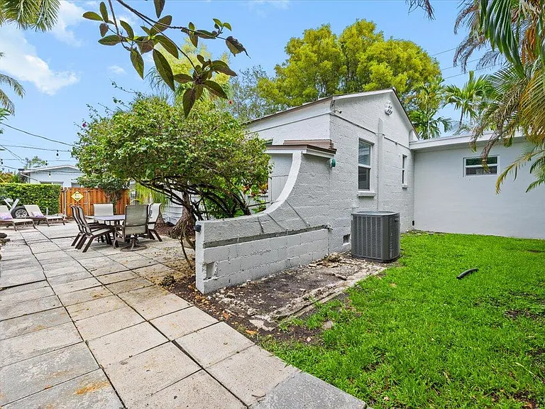 305 NE 14th Ave — Photo 34