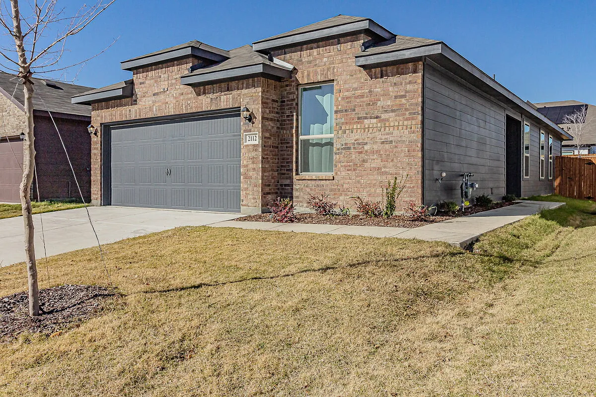 3 bed, 2.0 bath, 1424 sqft, $2,050 — Photo 3