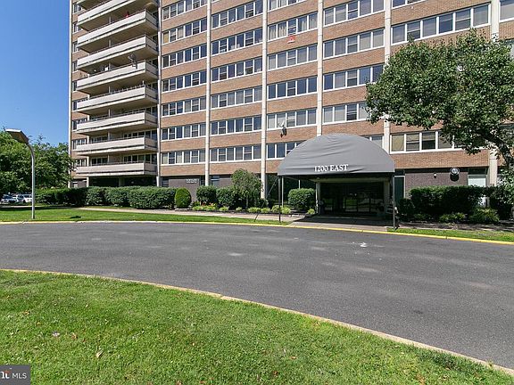 4th image of 405 Barclay Towers