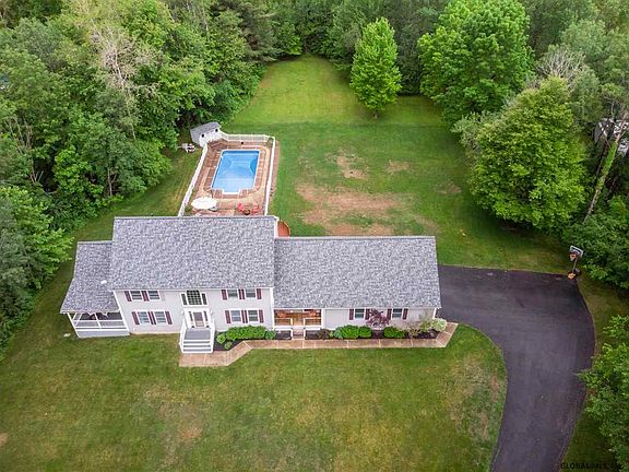 4th image of 35 Roslyn Dr