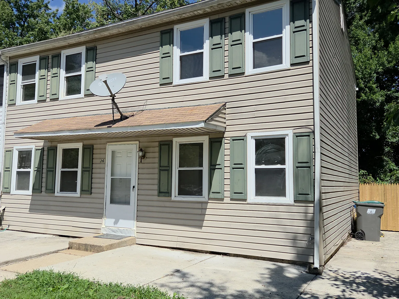 5 bed, 1.5 bath, 1800 sqft, $2,400 — Photo 2