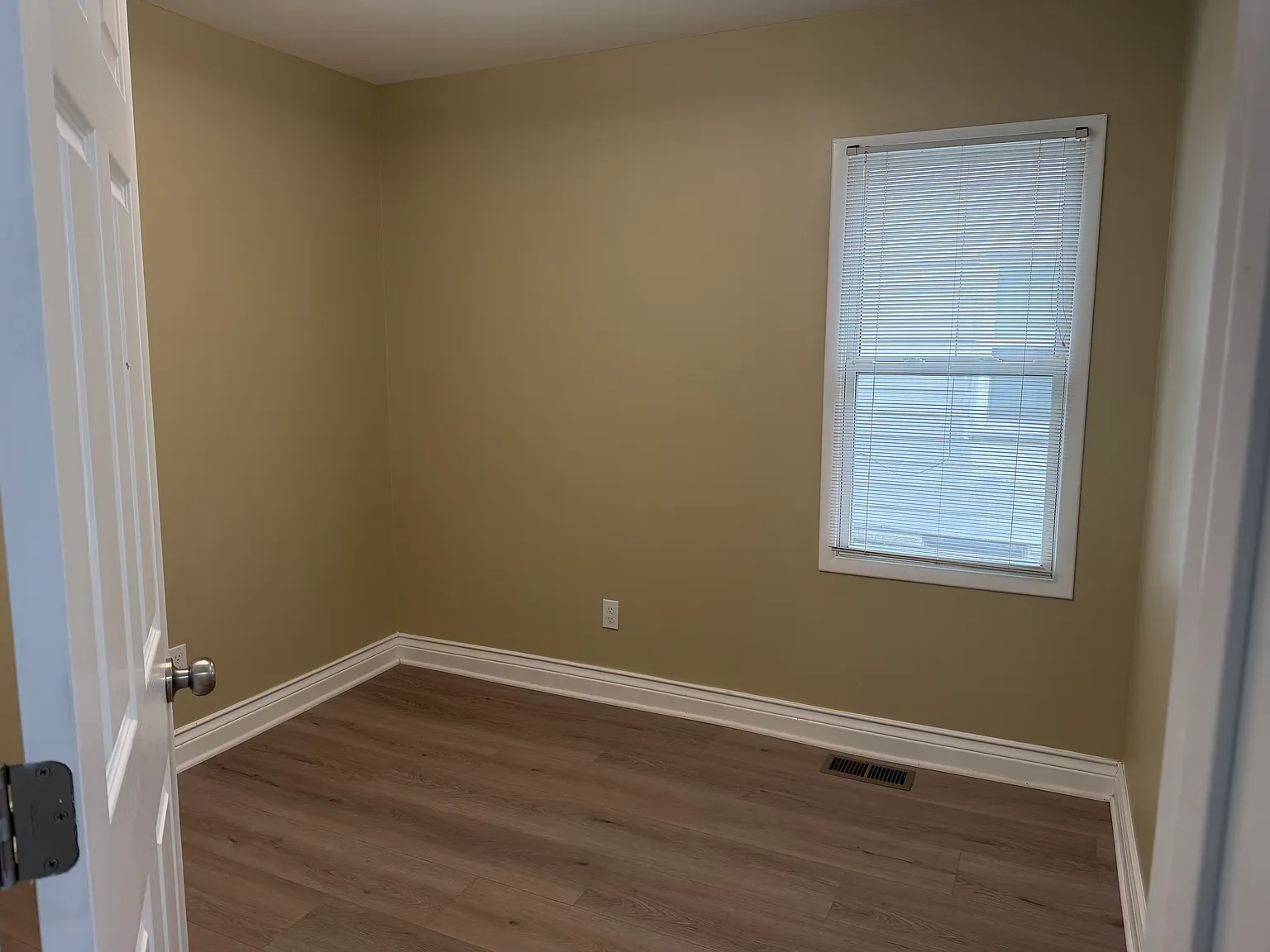 3 bed, 1100 sqft, $1,650 — Photo 4
