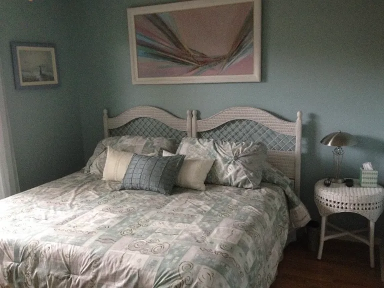 Guest bedroom has king size bed with linens? or it can easily be converted into two twin beds with supplied linens