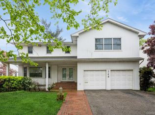 748 Sherwood St, Valley Stream, NY 11581
