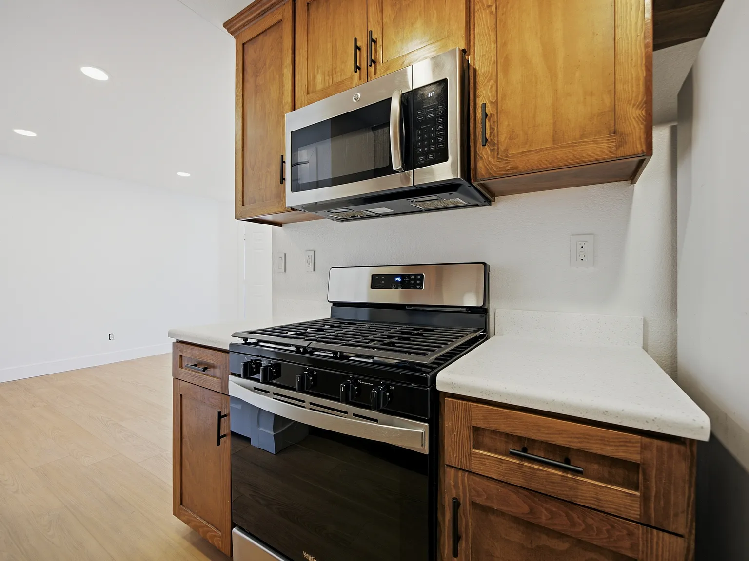 1040 Gardena — Photo 2