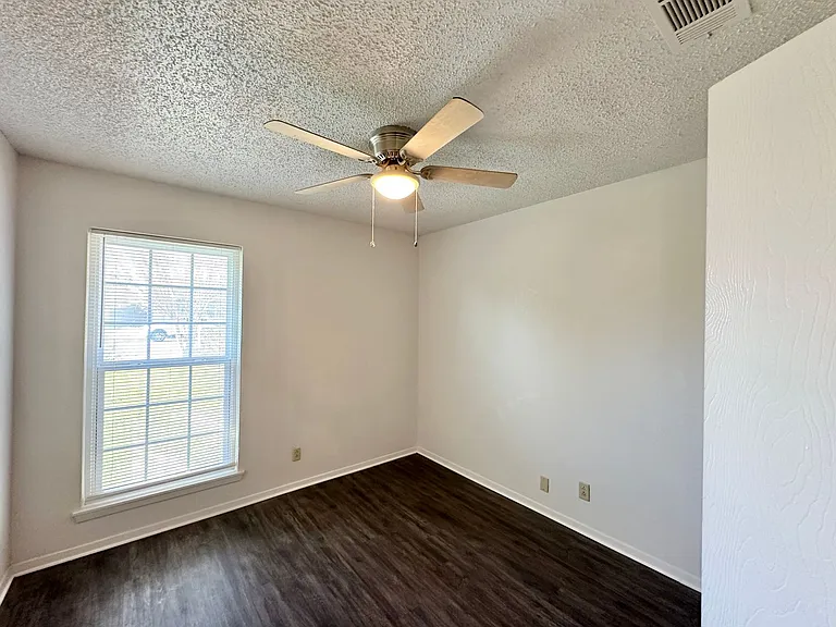 1501 Farhills Dr — Photo 24