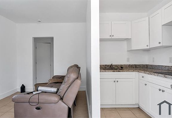 5th image of 2047 Lincoln Ave #1