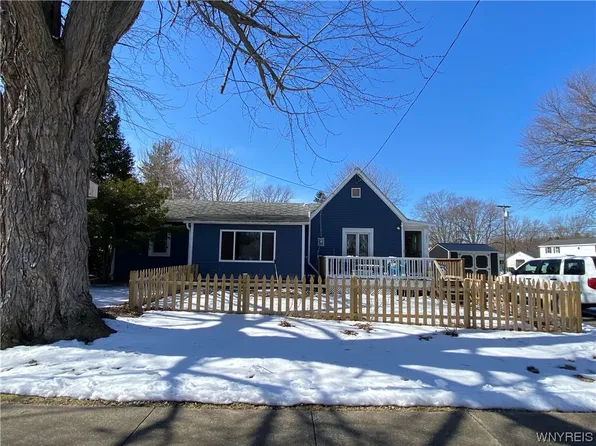 231 Chestnut St, Wilson, NY 14172