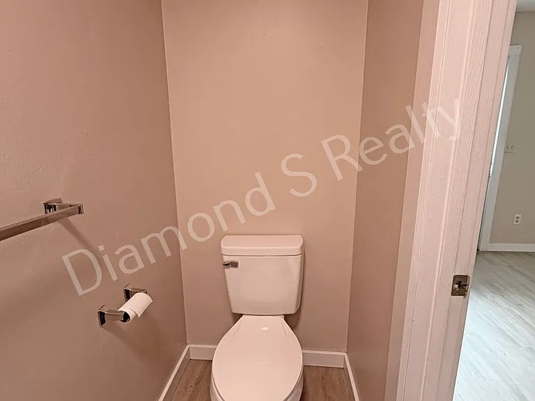 1508 W Rainey Duplex — Photo 18