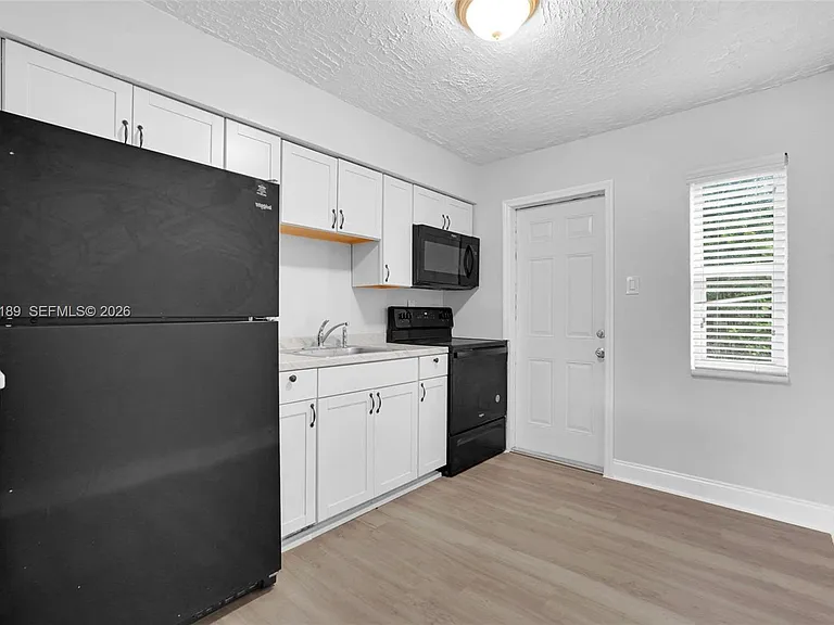 746 SW 4th St #1 — Photo 8