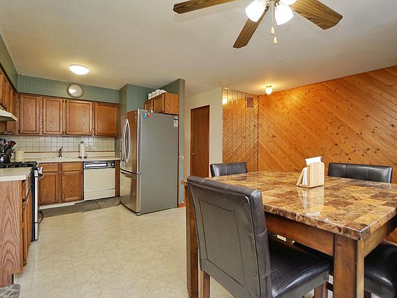 3rd image of 7 Stratford Ct