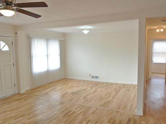 Oversize Living Room, opens on to Hallway to bathroom and bedrooms