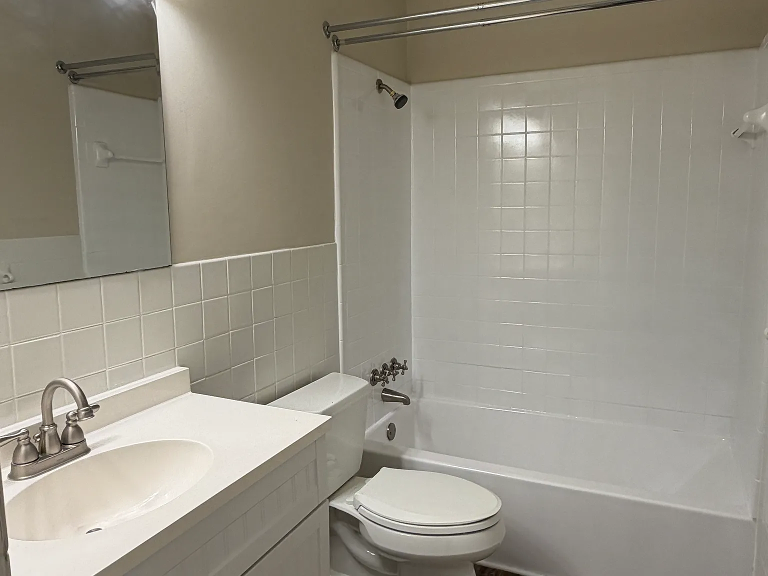 2 bed, 1.5 bath, 1044 sqft, $1,200 — Photo 4