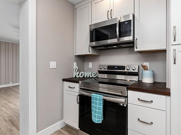 4th image of 12 Romaine Ln